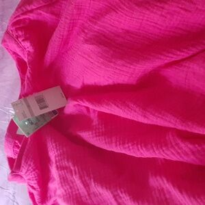 We are friend gave my mom and these clothes so I'm selling them